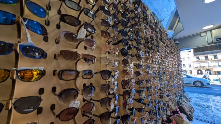 Mur de lunettes de soleil à l'entrée du Bazar Cettois face au canal
