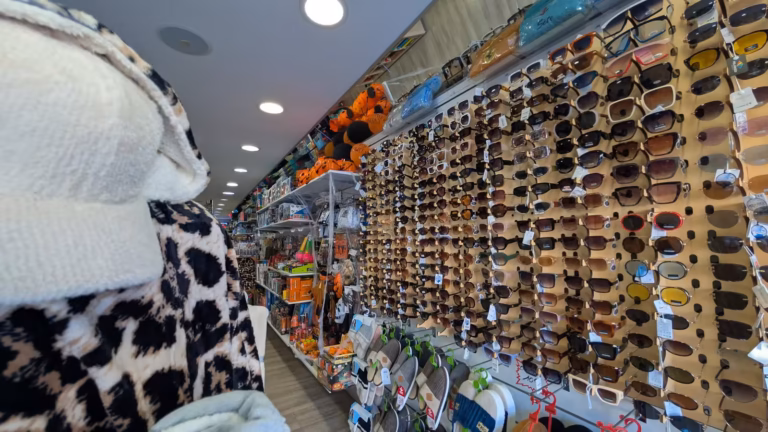 Présentoir de lunettes de soleil et rayons du Bazar Cettois à Sète
