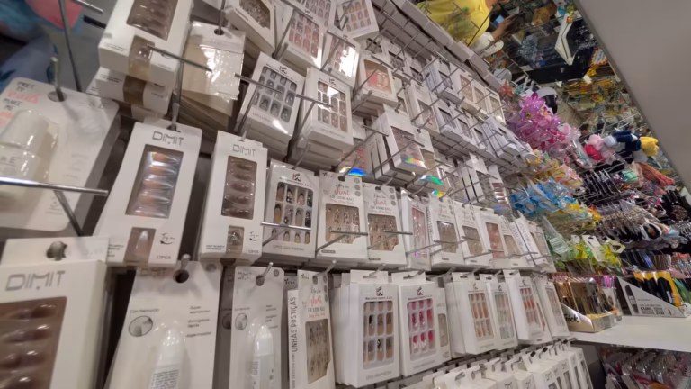 Mur de faux ongles prêts à poser au Bazar Cettois à Sète