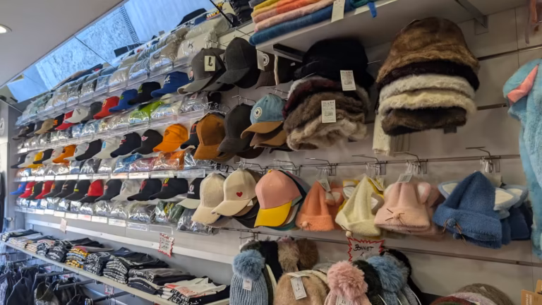 Mur de casquettes, bonnets et chapeaux en fausse fourrure au Bazar Cettois