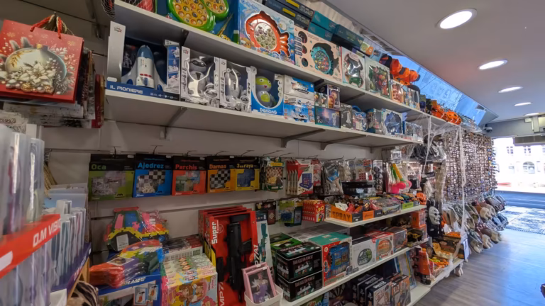 Rayon jouets et jeux de société du Bazar Cettois près de l'entrée