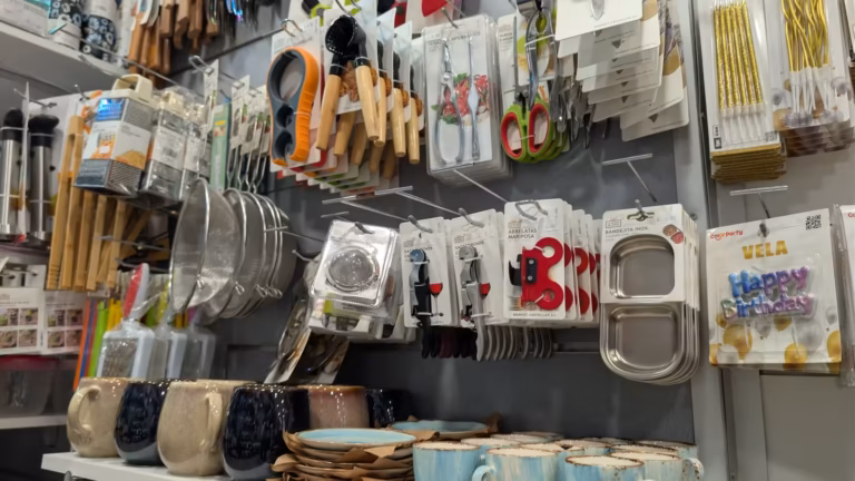 Ustensiles de cuisine suspendus et mugs en grès au Bazar Cettois