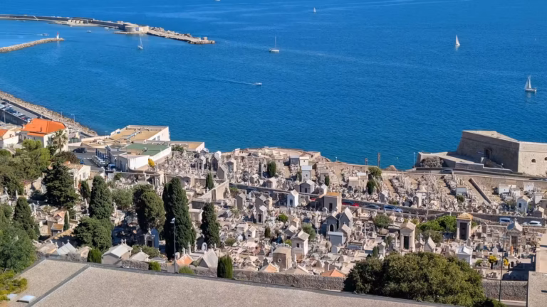 Le cimetière marin de Sète et la côte vus des hauteurs du Mont Saint-Clair