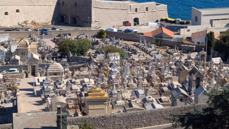 Sépultures en terrasses du cimetière marin de Sète, avec un édifice massif au fond