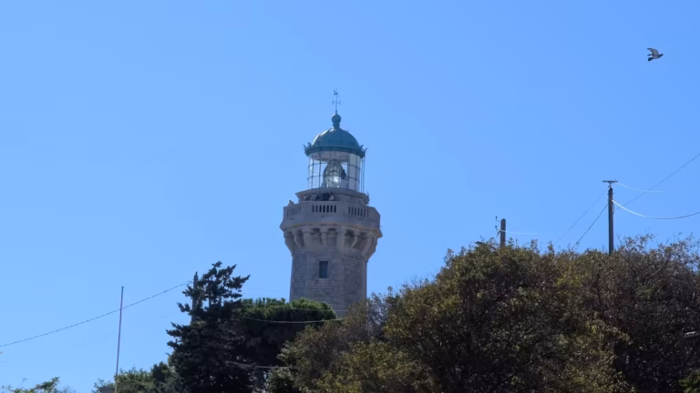 Le phare du Mont Saint-Clair dépassant des arbres, vu depuis les hauteurs