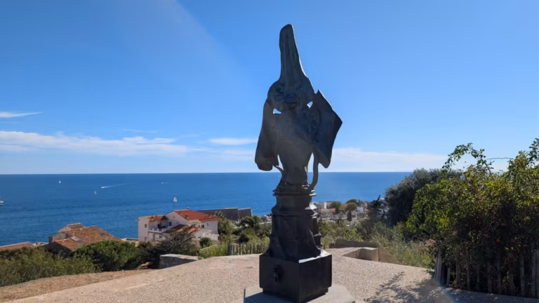 Sète - terrain 2026 09 19 28 Sculpture en bronze Octo de Johan Creten sur son socle, avec la mer derrière, au Jardin du Sémaphore à Sète