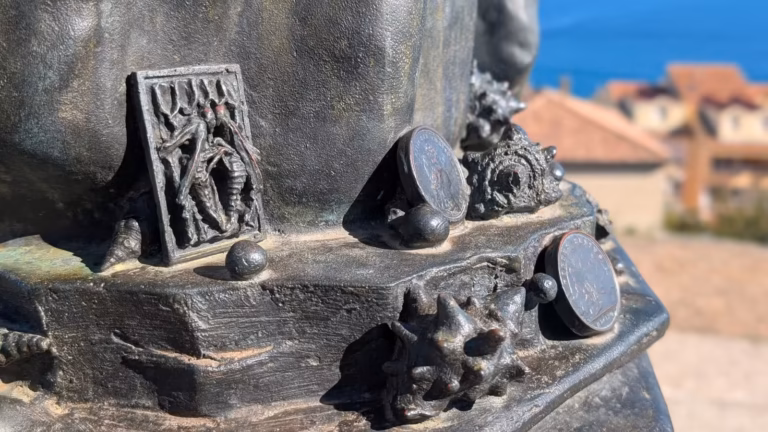 Motifs en relief sur le socle de la sculpture Octo