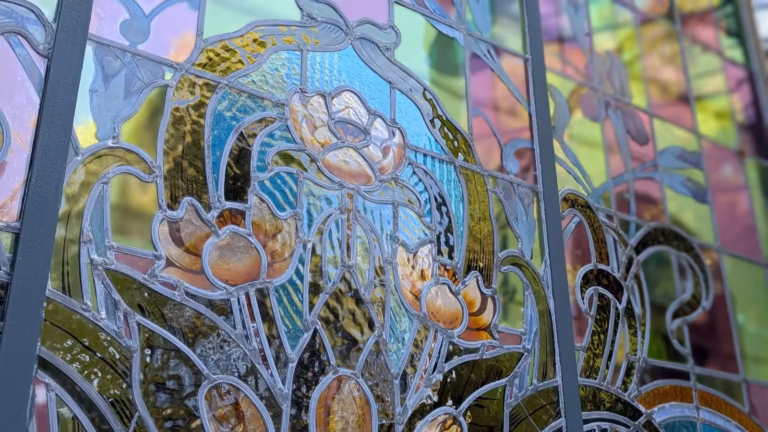 Vitrail à motifs de fleurs de la verrière de l'école des Beaux-Arts de Sète