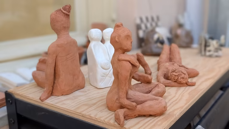 Figurines en terre cuite posées sur une table d'atelier de l'école des Beaux-Arts de Sète