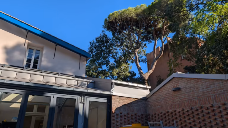Extension en brique et baies vitrées de l'école des Beaux-Arts de Sète, à côté de la villa
