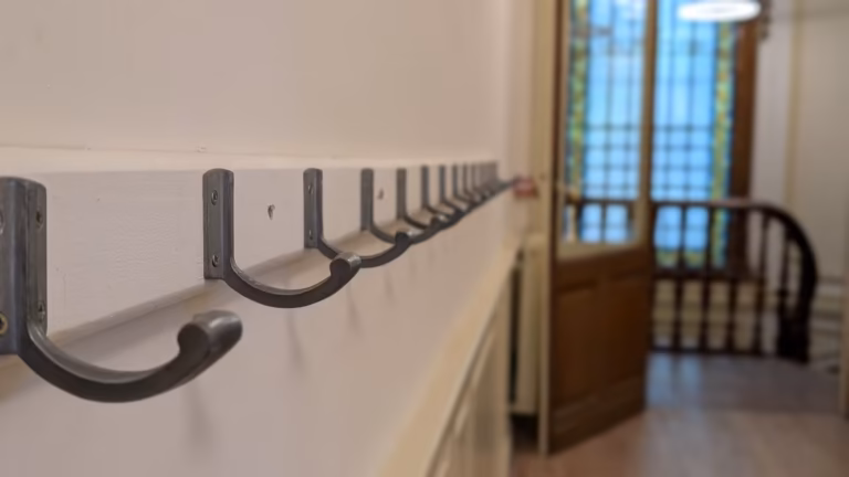 Rangée de patères en fer dans un couloir de l'école des Beaux-Arts de Sète