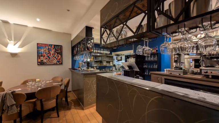 Bar de L'Octopus avec ses verres suspendus, vu depuis la salle