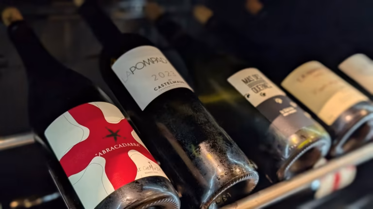 Bouteilles de vin rouge et rosé dans la cave à vins de L'Octopus