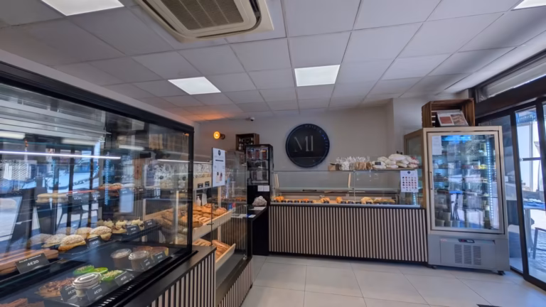 Comptoir et vitrines de la boulangerie pâtisserie Maison Lopez