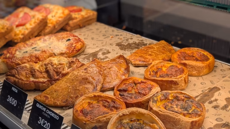 Quiches, pizzas et feuilletés salés en vitrine