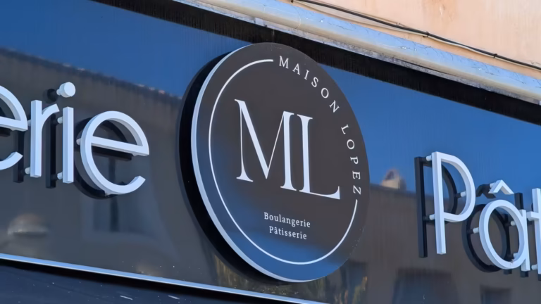 Enseigne au logo ML de la Maison Lopez