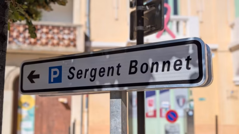 Panneau directionnel « P Sergent Bonnet » à Poussan