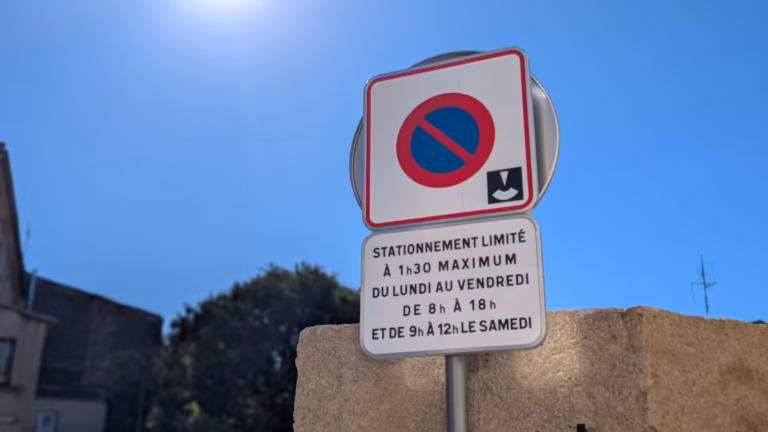 Panneau de stationnement à durée limitée à l'entrée du parking Sergent Bonnet