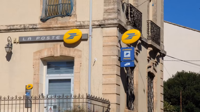 Enseignes La Poste sur la façade du bureau de Poussan