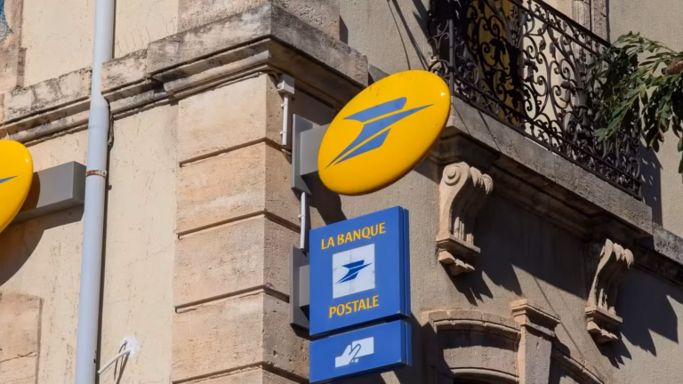 Logos La Poste et La Banque Postale sous un balcon en fer forgé