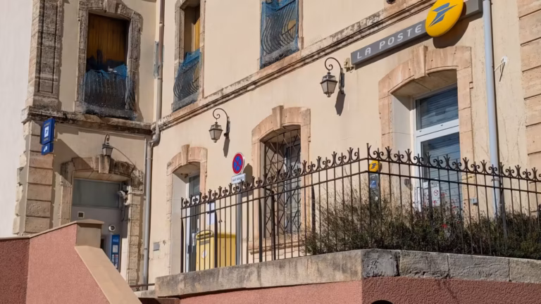 Façade et grille du bureau de poste de Poussan
