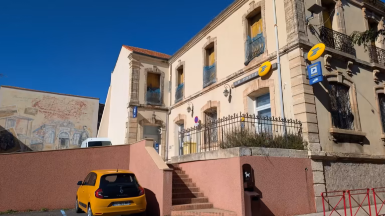 Bureau de poste de Poussan et mur peint voisin