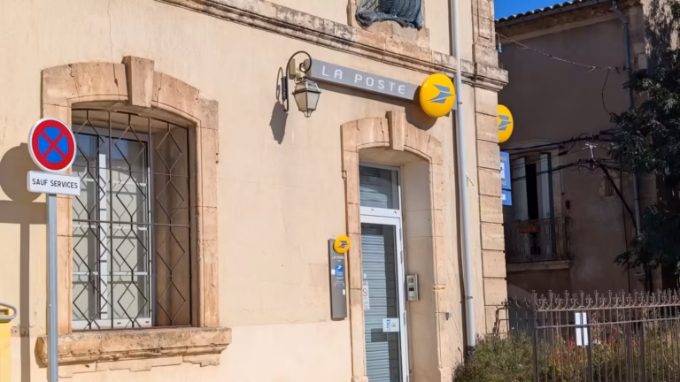Entrée latérale du bureau de poste de Poussan