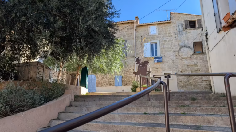 Escalier et rampe vers une placette du vieux village