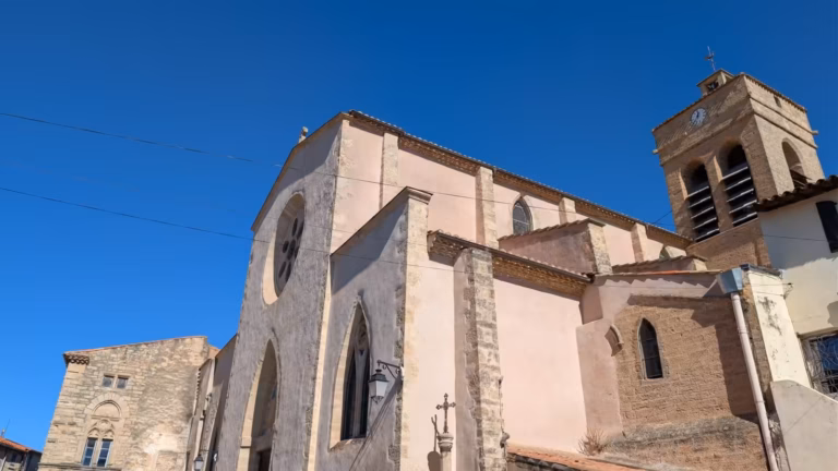 Flanc gothique et clocher de l'église Saint-Pierre de Poussan
