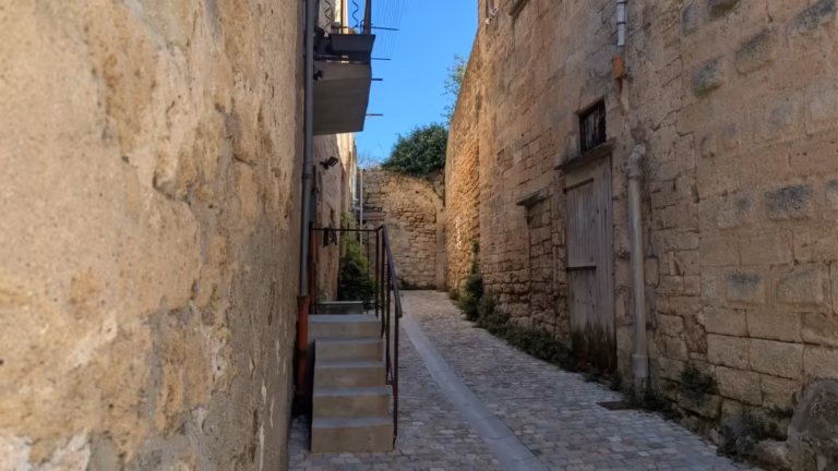 Ruelle en escalier près de la place du 11 Novembre 1918