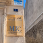 Plaque « Centre aéré, MJC » à l'entrée de la MJC de Poussan