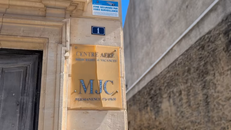 Plaque « Centre aéré, MJC » à l'entrée de la MJC de Poussan