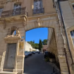 Portail en arc en pierre près de la MJC de Poussan