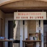 Bibliothèque « Au coin du livre » sous le porche de la MJC de Poussan