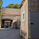 Cour et bâtiments de la MJC de Poussan