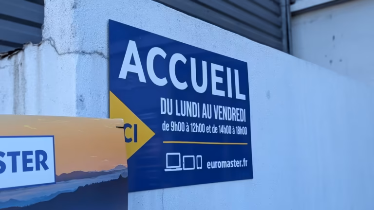 Panneau « Accueil » d'Euromaster sur le mur d'entrée