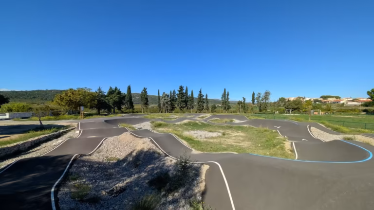 Vue d'ensemble du pumptrack de Poussan