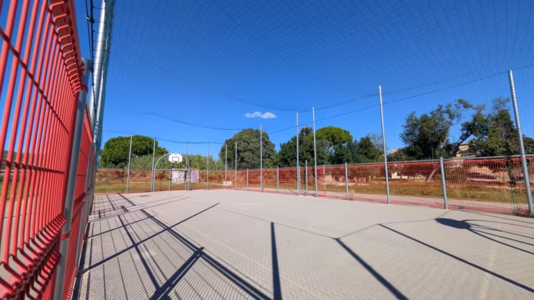 Terrain du city-stade du parc des Baux à Poussan