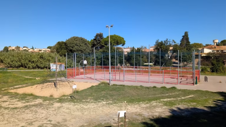 City-stade et terrain de sport vus depuis la pelouse