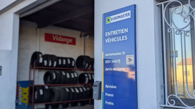 Panneau Euromaster « Entretien véhicules » à l'entrée de l'atelier