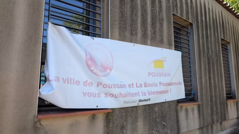 Banderole de la ville de Poussan et de La Boule Poussannaise