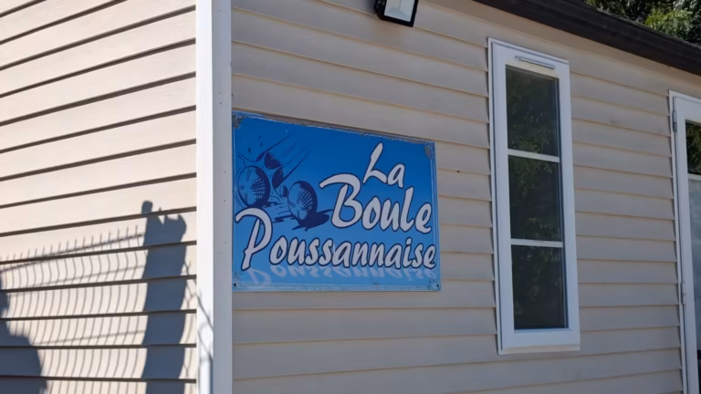 Enseigne « La Boule Poussannaise » sur le local du club