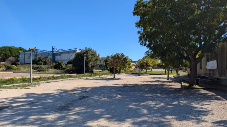 Terrain de pétanque et gymnase en arrière-plan