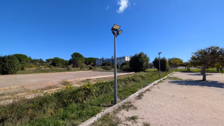 Allée et boulodrome du complexe sportif des Baux