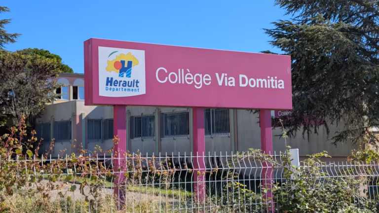 Enseigne « Hérault Département, Collège Via Domitia »
