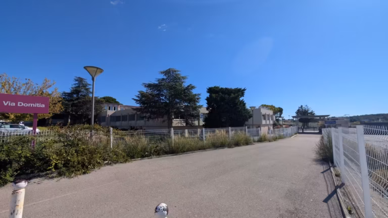 Allée menant au collège Via Domitia