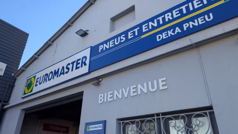 Enseigne « Euromaster, Pneus et entretien, Deka Pneu » au-dessus de l'entrée « Bienvenue »