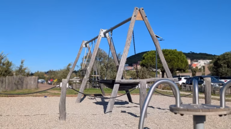 Balançoire nid et jeux sur ressort de l'aire de jeux