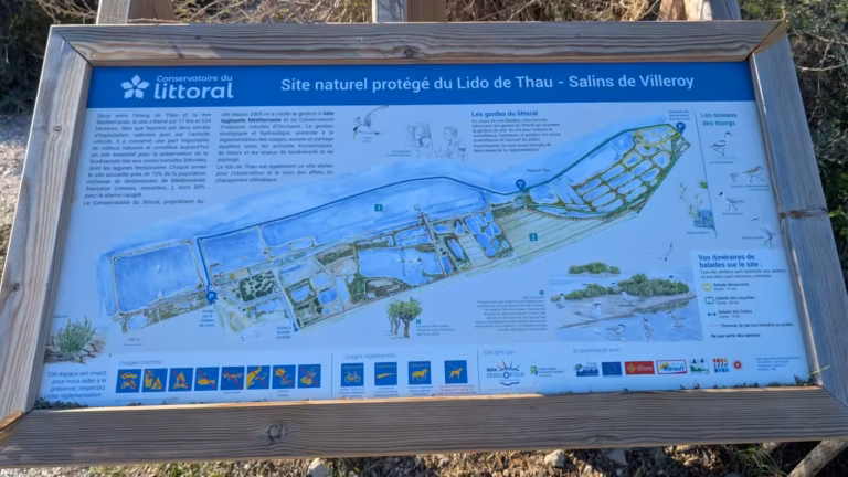 Panneau du Conservatoire du littoral avec le plan des Salins de Villeroy