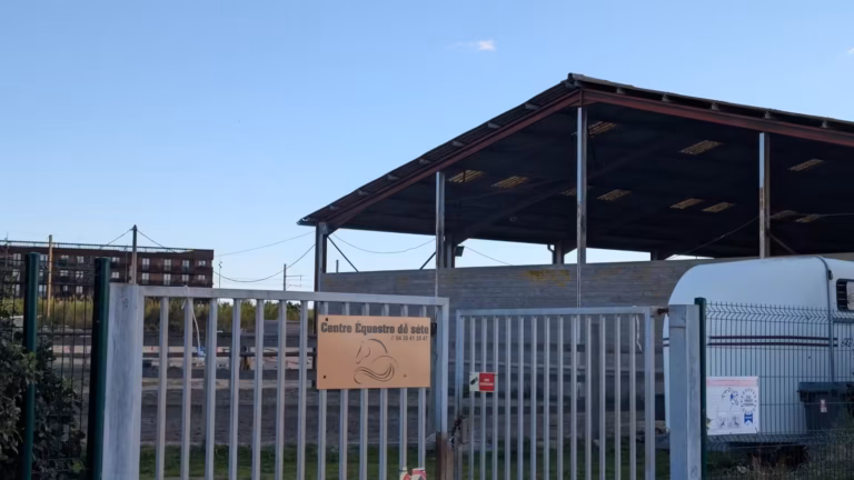 Portail et manège couvert du Centre Équestre de Sète